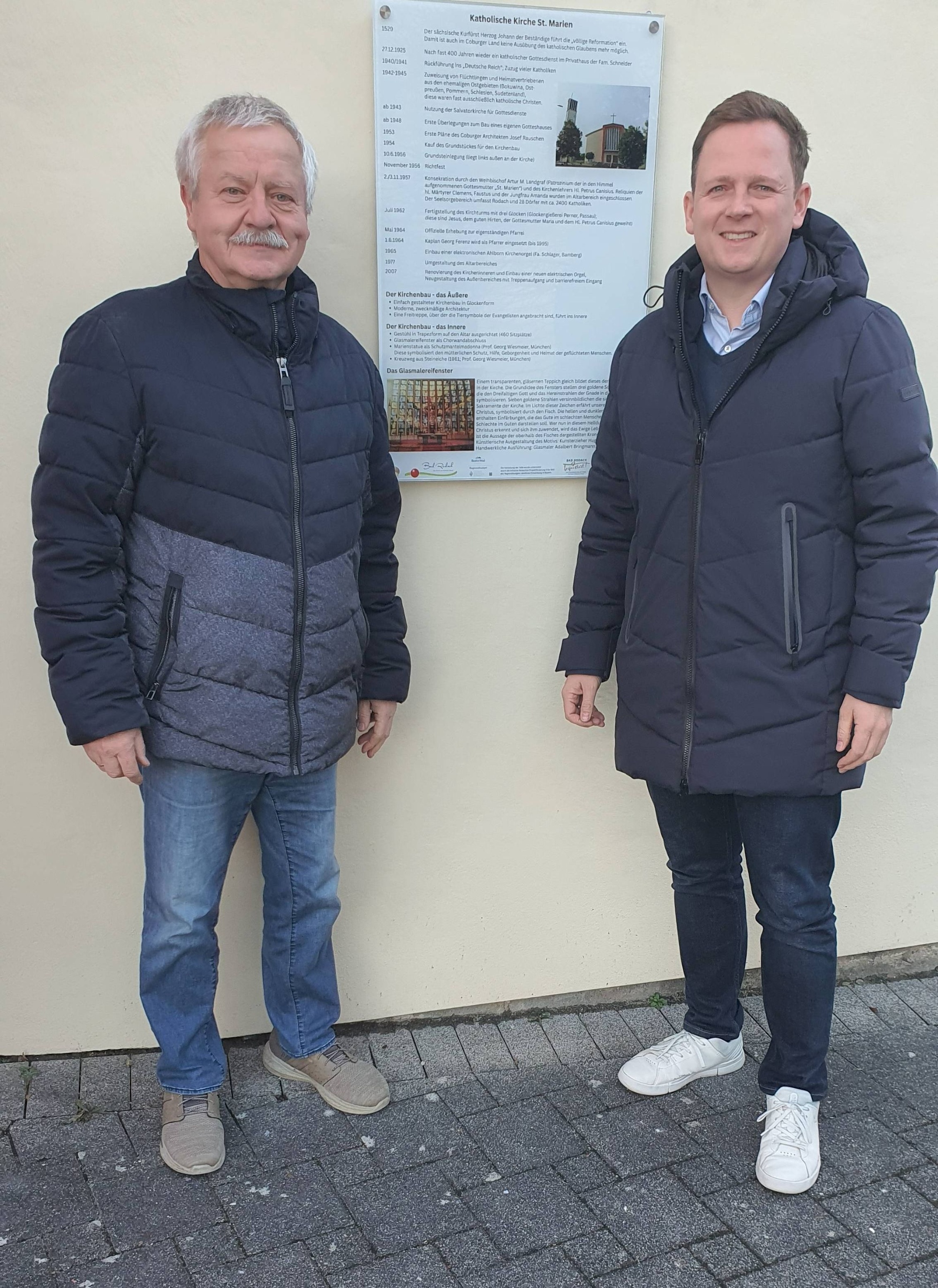 Hans-Ulrich Wachter, Kirchenpfleger und Tobias Ehrlicher, Bürgermeister vor der neu angebrachten Denkmaltafel