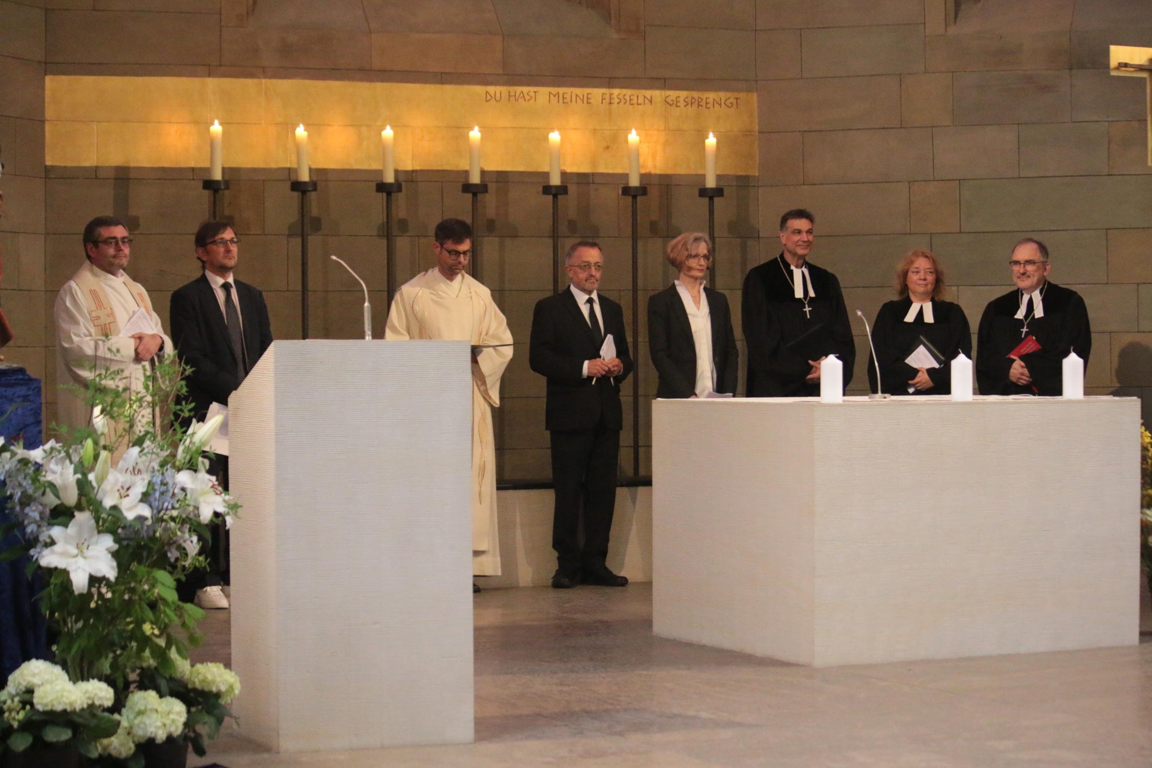 Gemeinsam segneten sie die Amtsträger und Amtsträgerinnen: Peter Fischer (Katholischer Seelsorgebereich Coburg Stadt und Land), Jurij Holdstein (Adventgemeinde Coburg), Florian Lehnert (Alt-katholische Gemeinde Coburg), Peter Zumpf (Neuapostolische Kirche im Kirchenbezirk Coburg/Hof), Susanne Geerds (Evangelisch Freikirchliche Gemeinde Coburg), Stefan Kirchberger (Evangelisch-Lutherisches Dekanat Coburg), Heidi Reith (Ökumenebeauftragte im evangelisch-Lutherischen Dekanat Coburg), Andreas Kleefeld (Evangelisch-Lutherisches Dekanat Coburg)