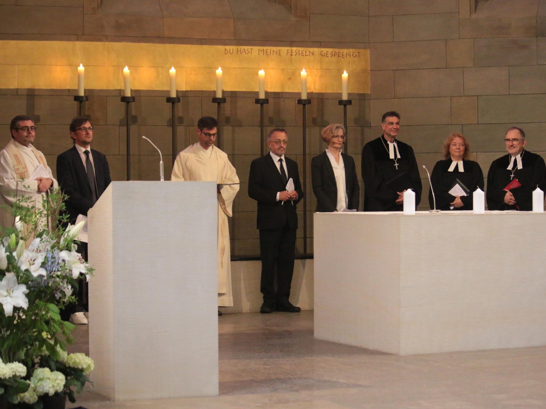 Gemeinsam segneten sie die Amtsträger und Amtsträgerinnen: Peter Fischer (Katholischer Seelsorgebereich Coburg Stadt und Land), Jurij Holdstein (Adventgemeinde Coburg), Florian Lehnert (Alt-katholische Gemeinde Coburg), Peter Zumpf (Neuapostolische Kirche im Kirchenbezirk Coburg/Hof), Susanne Geerds (Evangelisch Freikirchliche Gemeinde Coburg), Stefan Kirchberger (Evangelisch-Lutherisches Dekanat Coburg), Heidi Reith (Ökumenebeauftragte im evangelisch-Lutherischen Dekanat Coburg), Andreas Kleefeld (Evangelisch-Lutherisches Dekanat Coburg)